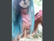 Amallllia трахает себя дилдо за гаражами