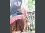 Amallllia трахает себя дилдо за гаражами