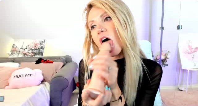 tina-coka111 сосет и дрочит