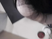 Секретарша сосет в туалете офиса. Сперма в рот