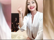 WildAngel777 посасывает игрушку