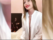 WildAngel777 посасывает игрушку