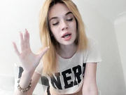 _--_--_--_показывает грудь