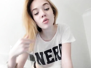 _--_--_--_показывает грудь