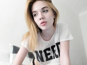 _--_--_--_показывает грудь