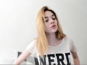 _--_--_--_показывает грудь