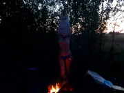 Танцы голышом у костра