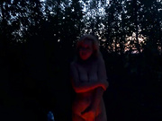 Танцы голышом у костра