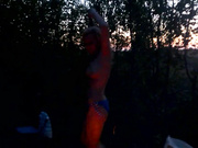 Танцы голышом у костра