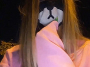 Amallllia ночью с порванными колготками на улице