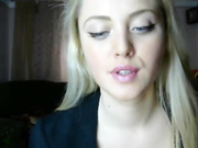 блондинка показывает большие натуральные  сиси