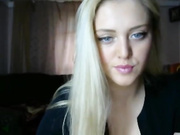 блондинка показывает большие натуральные  сиси