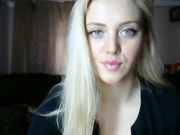 блондинка показывает большие натуральные  сиси