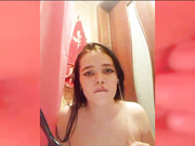 nadezhdamrrr шалит с расческой в ванной