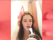 nadezhdamrrr шалит с расческой в ванной