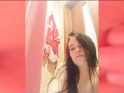 nadezhdamrrr шалит с расческой в ванной