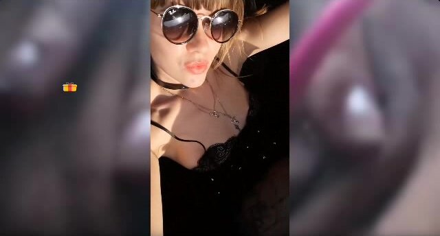 VaniLLa_sexy ласкает себя в машине-26
