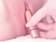 nicolebun6 трахает сиськи дилдо