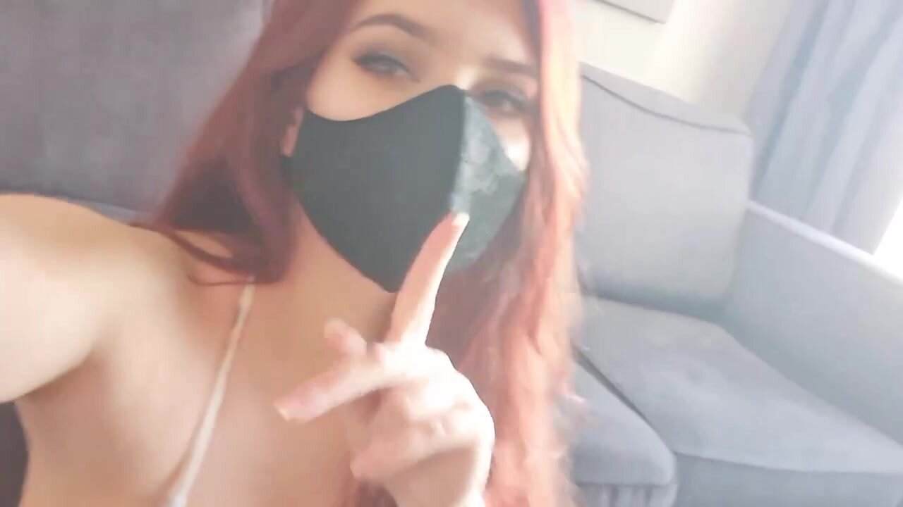 nicolebun6 трахает сиськи дилдо