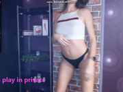 Длинноногая красотка Hanna-Slim оголяется