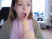 Kiska-Sofia берет в ротик