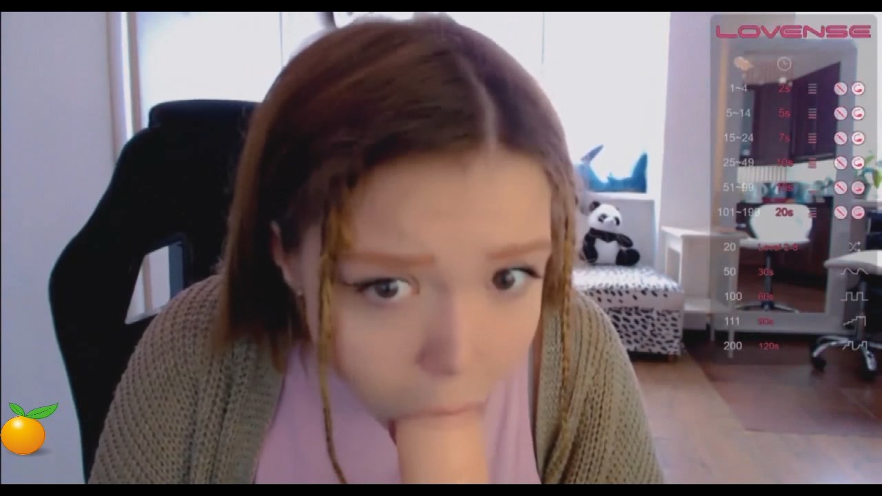 Kiska-Sofia берет в ротик