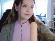 Kiska-Sofia дрочит и сосет