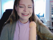 Kiska-Sofia дрочит и сосет