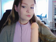 Kiska-Sofia дрочит и сосет