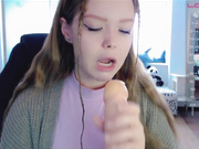 Kiska-Sofia дрочит и сосет