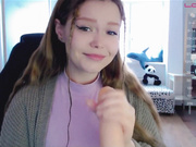 Kiska-Sofia дрочит и сосет