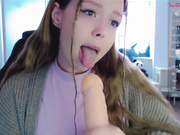 Kiska-Sofia дрочит и сосет