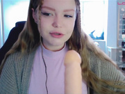 Kiska-Sofia дрочит и сосет