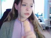 Kiska-Sofia дрочит и сосет