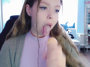 Kiska-Sofia дрочит и сосет