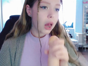 Kiska-Sofia дрочит и сосет