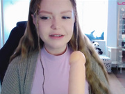 Kiska-Sofia дрочит и сосет