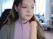 Kiska-Sofia дрочит и сосет