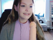 Kiska-Sofia дрочит и сосет