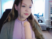 Kiska-Sofia дрочит и сосет