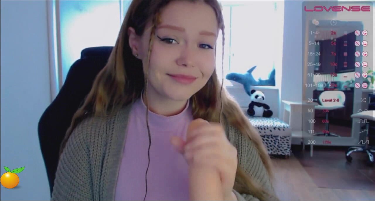 Kiska-Sofia дрочит и сосет