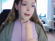 Kiska-Sofia дрочит и сосет-2