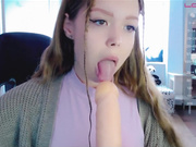 Kiska-Sofia дрочит и сосет-2