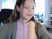 Kiska-Sofia дрочит и сосет-2