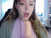 Kiska-Sofia дрочит и сосет-2