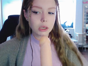 Kiska-Sofia дрочит и сосет-2