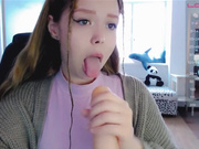 Kiska-Sofia дрочит и сосет-2