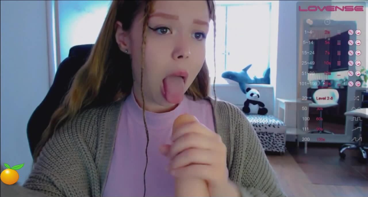 Kiska-Sofia дрочит и сосет-2