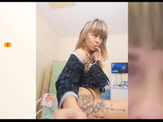 Vanilla_sexy обнажает грудь