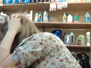 минетчица Яна сосет за прилавком магазина автозапчвстей